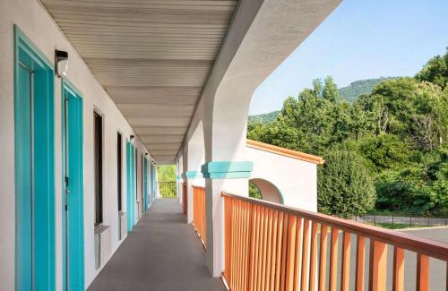 Lookout Valley Neighborhood Association Hotel | Howard Johnson by Wyndham Chattanooga Lookout Mountain I-24