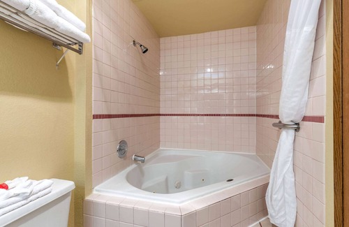 Downtown Leavenworth Hotel | Howard Johnson by Wyndham Leavenworth