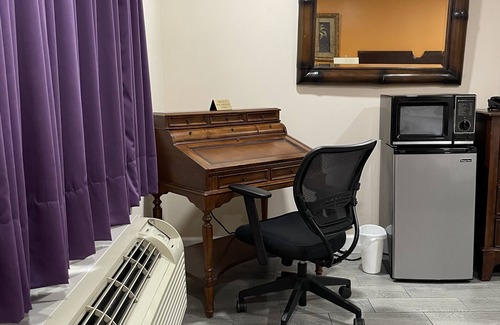 Ridgecrest Hotel | Howard Johnson by Wyndham Ridgecrest, CA