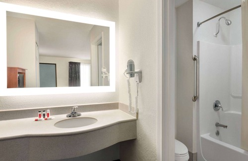 Lookout Valley Neighborhood Association Hotel | Howard Johnson by Wyndham Chattanooga Lookout Mountain I-24