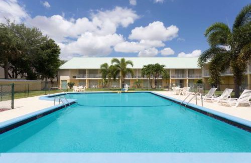 Vero Beach Hotel | Howard Johnson by Wyndham Vero Beach / Downtown
