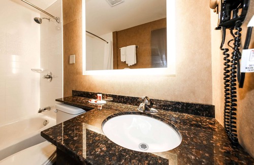 Winnipeg Hotel | Howard Johnson by Wyndham Winnipeg West