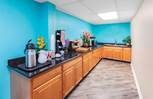 Southeast Houston Hotel | Howard Johnson by Wyndham Houston Hobby Airport
