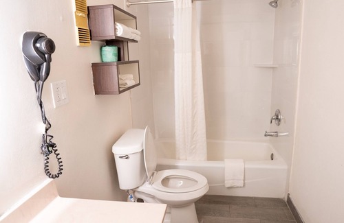 Clearwater Hotel | Howard Johnson by Wyndham Clearwater/Dunedin