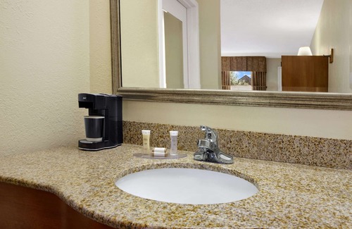 Greensboro Hotel | Howard Johnson by Wyndham Greensboro Near the Coliseum