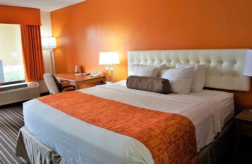 Greensboro Hotel | Howard Johnson by Wyndham Greensboro Near the Coliseum