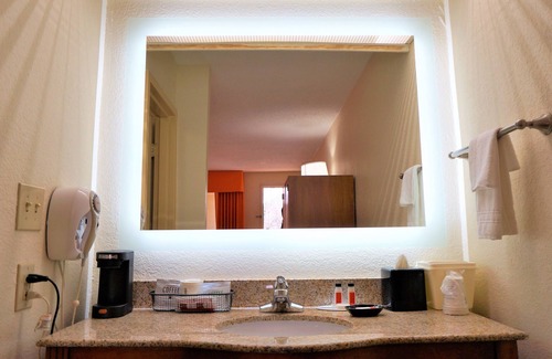 Greensboro Hotel | Howard Johnson by Wyndham Greensboro Near the Coliseum