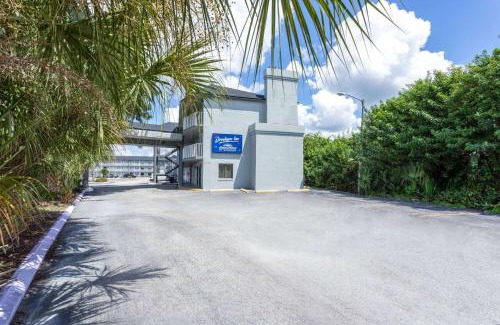 Kissimmee Hotel | Howard Johnson by Wyndham Orlando Lake Buena Vista South
