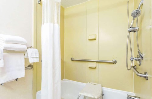 Lake City Hotel | Howard Johnson by Wyndham Lake City