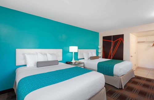 Mission Valley West Hotel | Howard Johnson by Wyndham San Diego Hotel Circle