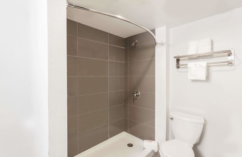 Mission Valley West Hotel | Howard Johnson by Wyndham San Diego Hotel Circle