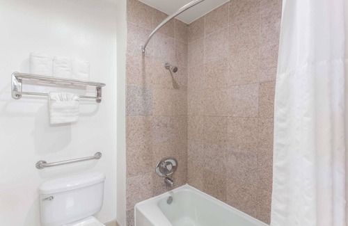 Mission Valley West Hotel | Howard Johnson by Wyndham San Diego Hotel Circle