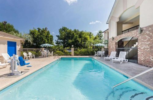 Savannah Hotel | Howard Johnson by Wyndham Savannah GA