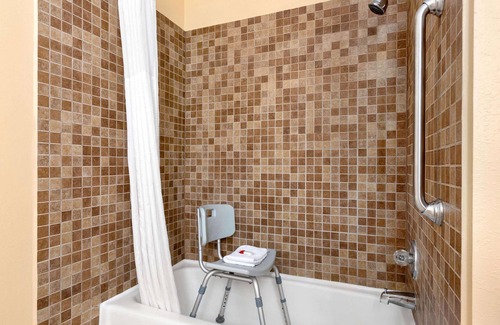 Waterloo Hotel | Howard Johnson by Wyndham Waterloo/Cedar Falls