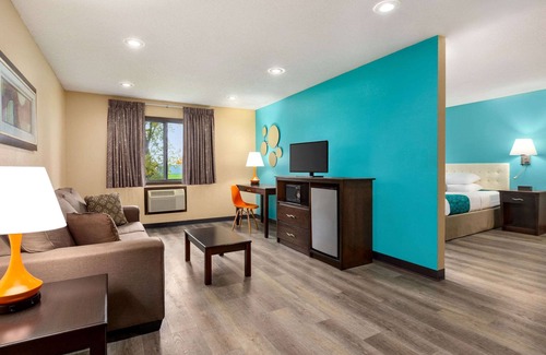 Waterloo Hotel | Howard Johnson by Wyndham Waterloo/Cedar Falls