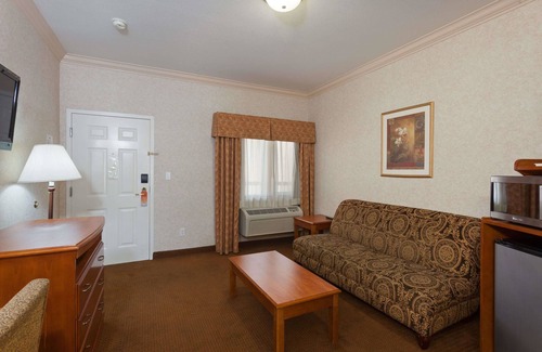 El Rancho Hotel | Howard Johnson Hotel & Suites by Wyndham Pico Rivera