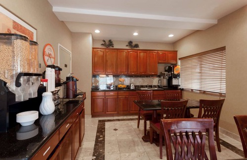 El Rancho Hotel | Howard Johnson Hotel & Suites by Wyndham Pico Rivera