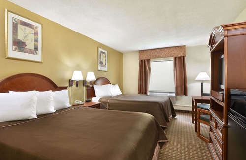 East Texas Hotel | Howard Johnson Hotel & Suites by Wyndham Allentown/Dorney