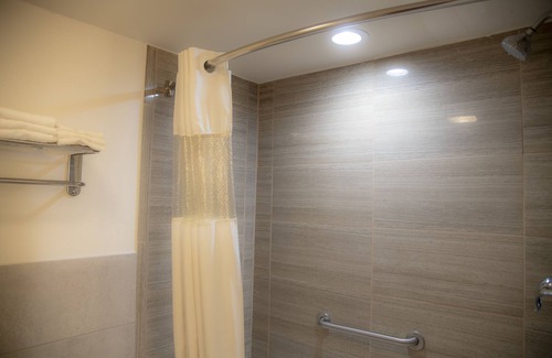East Texas Hotel | Howard Johnson Hotel & Suites by Wyndham Allentown/Dorney