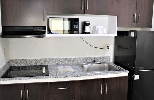 Lincoln Acres Hotel | Howard Johnson Suites by Wyndham San Diego Chula Vista/BayFt