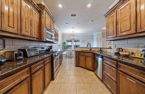 Flour Bluff House | Howdy Holiday: Date Palm Paradise