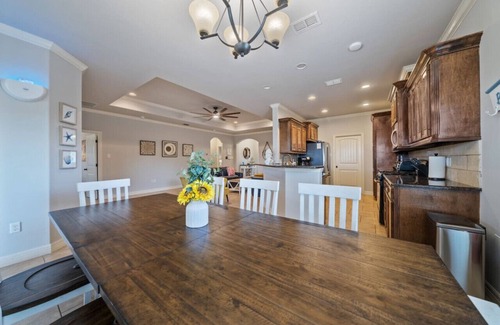 Flour Bluff House | Howdy Holiday: Date Palm Paradise