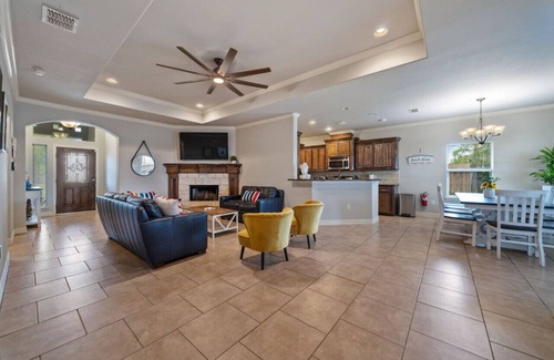 Flour Bluff House | Howdy Holiday: Date Palm Paradise