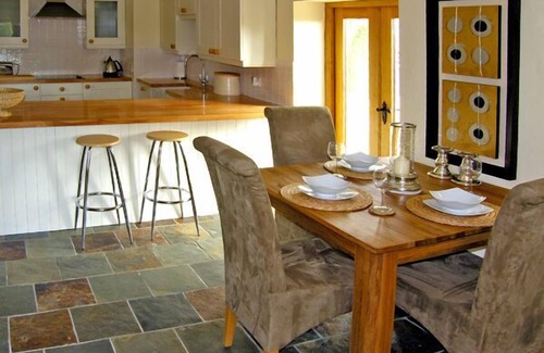 Ross-on-Wye Cottage | HOWLE HIDEAWAY, luxury holiday cottage, with open fire in Howle Hill