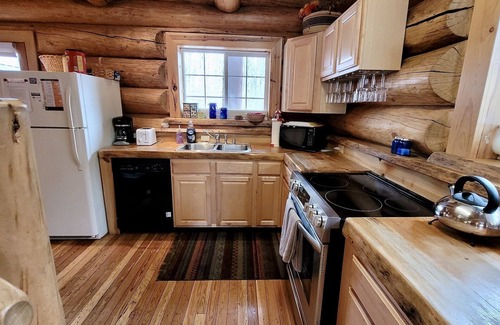 Winthrop House | Howling Wolf Cabin-Dog Friendly, Close to the River and Walk to the Ski Trail!