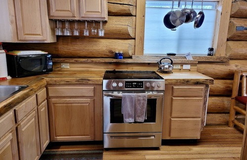 Winthrop House | Howling Wolf Cabin-Dog Friendly, Close to the River and Walk to the Ski Trail!