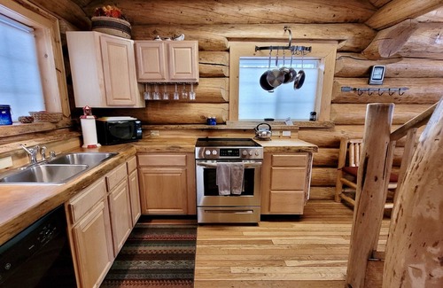 Winthrop House | Howling Wolf Cabin-Dog Friendly, Close to the River and Walk to the Ski Trail!