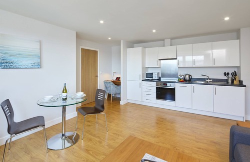 Rushmoor District Apartment | HQ Aparthotel Farnborough