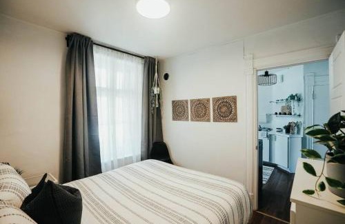 La Petite-Patrie Apartment | HRésidences Cozy Heritage St André Apt Mtl