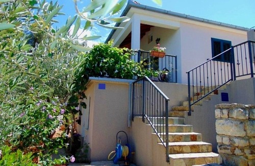 Cove Donja Krusica (Donje selo) Apartment | Apartment Jagoda - next to the sea: A1(4) - Cove Donja Krusica (Donje selo), Island Solta, Croatia