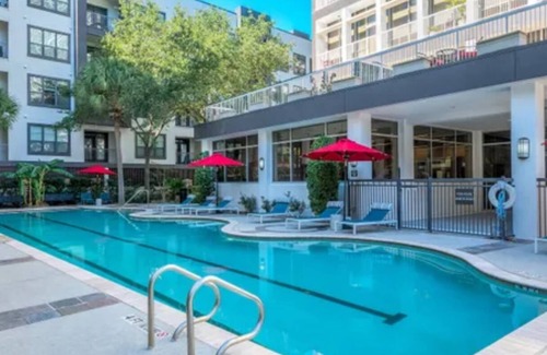 Houston Apartment | HTX Luxury Downtown Apartments 10 mins away from galleria mall private parking