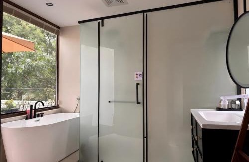 Hongcun Ancient Village Hotel | Huangshan Hongcun Weizhashan Xunxi Hotel