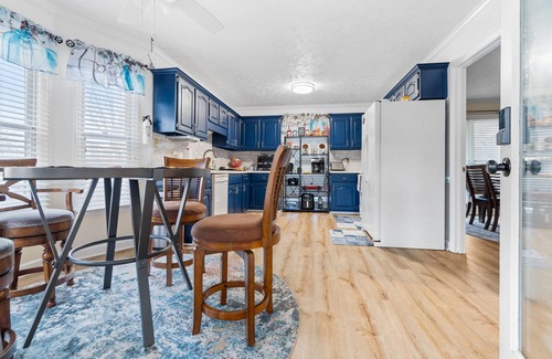 Fayetteville House | Hub of The Town - Home Away Vibes-king size Comfort ,10% off for Libra Season