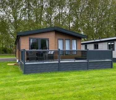 Allerthorpe House | Huckleberry Lodge with Hot Tub