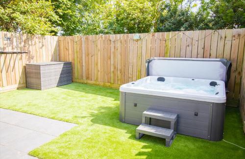 Newquay House | Huckleberry - Premium, Hot Tub, x2 Parking, Farm Shop Next door, Private Cornish Lane