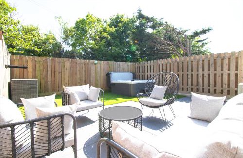 Newquay House | Huckleberry - Premium, Hot Tub, x2 Parking, Farm Shop Next door, Private Cornish Lane