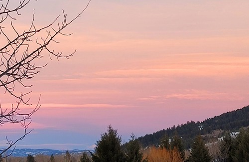 Bozeman Apartment | Huckleberry Retreat. Private, Cozy, Quiet with Beautiful Views!