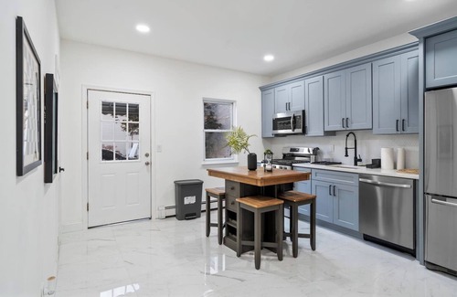 Constable Hook House | Hudson Oasis | Sleeps 10 | NYC| EWR | Free Parking