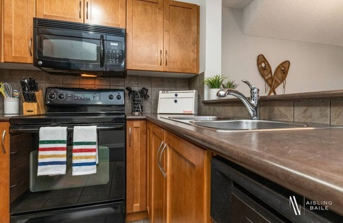 East Kootenay Apartment | Hudson Pointe | Top Floor | Pool | Hot Tub | Gym