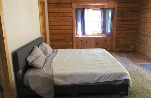 Rhinebeck House | Hudson Valley, Rhinbeck, pristine log home with over 8 acres of land!