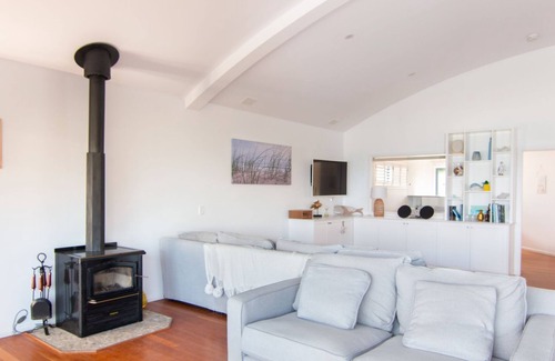 Blueys Beach House | Huey's Lookout - beachfront spacious pet friendly home