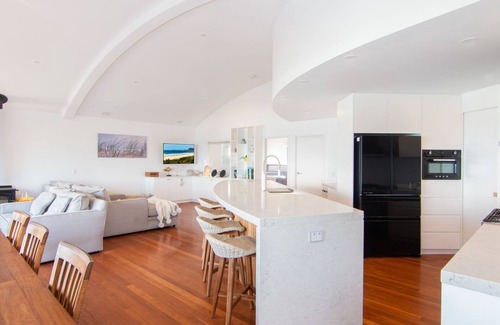 Blueys Beach House | Huey's Lookout - beachfront spacious pet friendly home