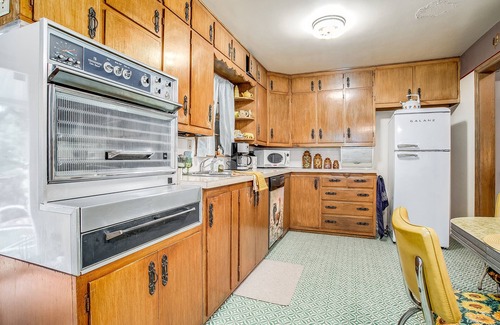 Independence House | Huge 1960s Style Family and Pet Friendly Home