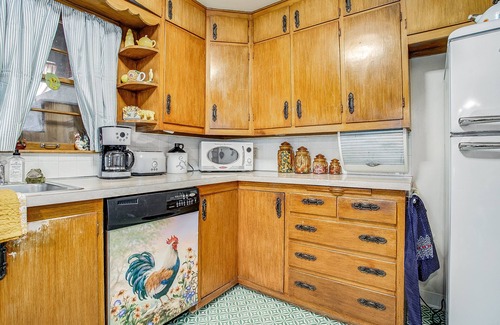 Independence House | Huge 1960s Style Family and Pet Friendly Home