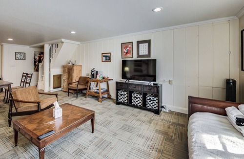 Lower Pacific Heights House | Huge 2 BR Flat in Historic Victorian with Parking & Washer/Dryer