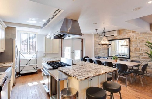 Little Italy Apartment | Huge 3 bedroom apartments in the Jean Talon Market by Denstays